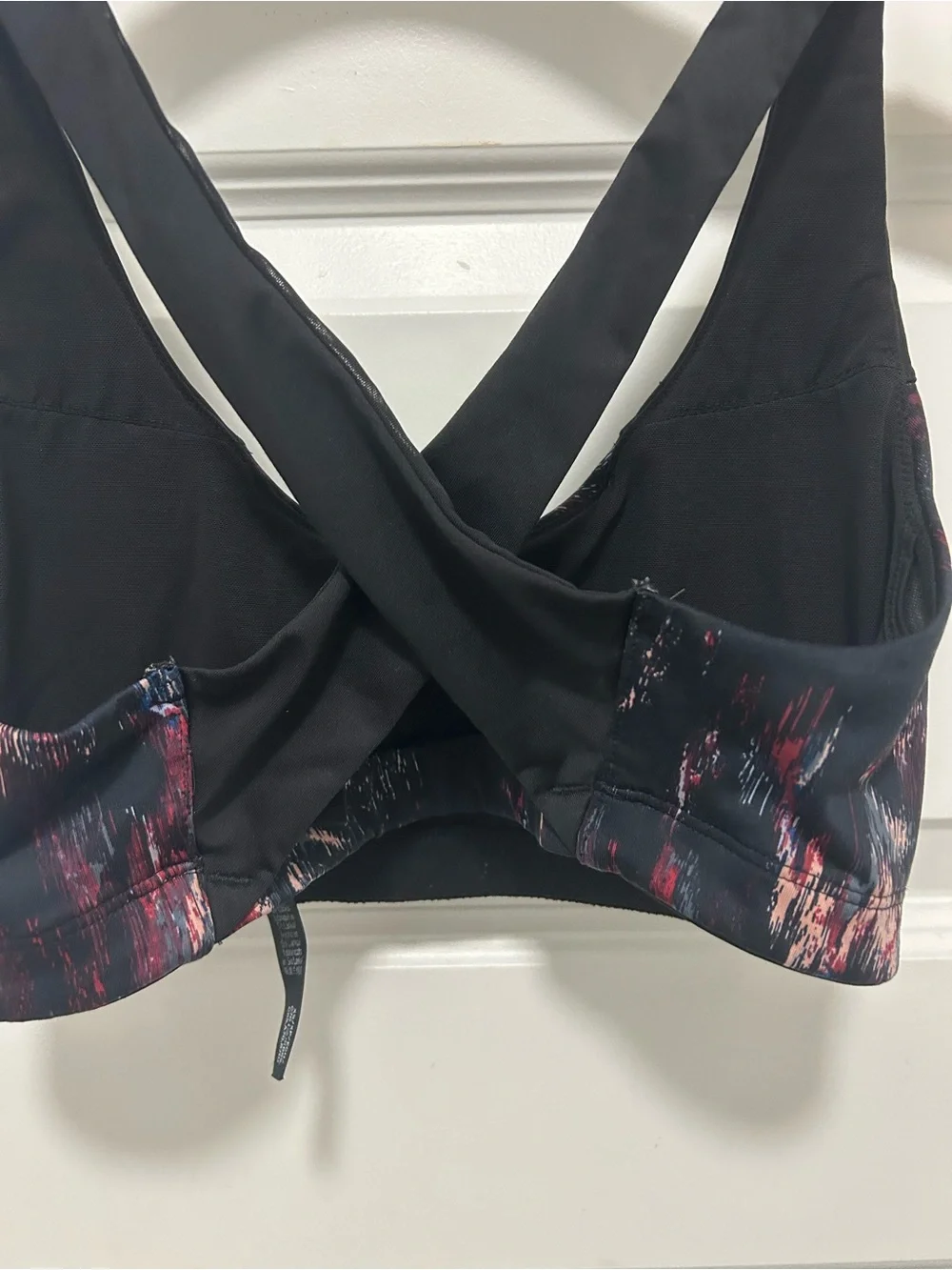 Victoria Sport Cross-Back Black Abstract-Print Sports Bra